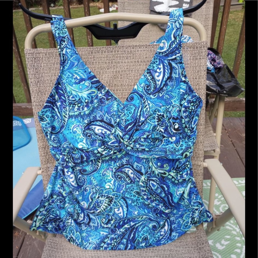 🎈2/$20 20W Beautiful Tankini Top Blues & White Adjustable Straps Excellent Cond.